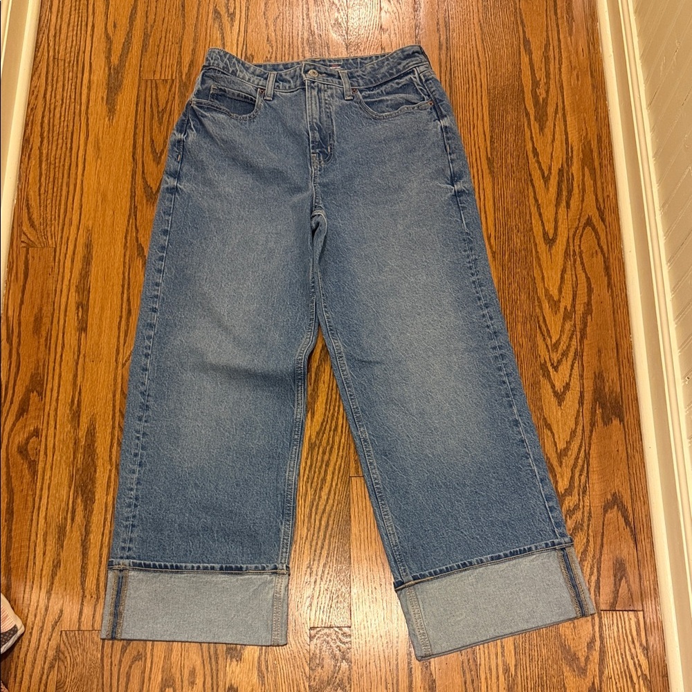 Old Navy. Extra high rise curvy wide leg cuffed jeans. Size 6 petite
